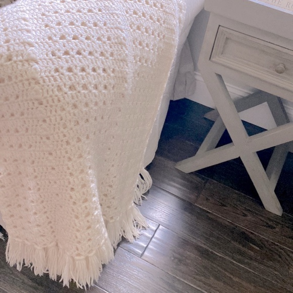 Gorgeous vintage ivory color throw blanket with fringe